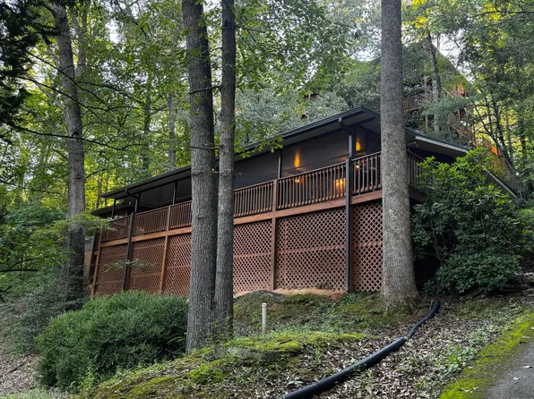 530 Parton Dr, Gatlinburg, TN 37738