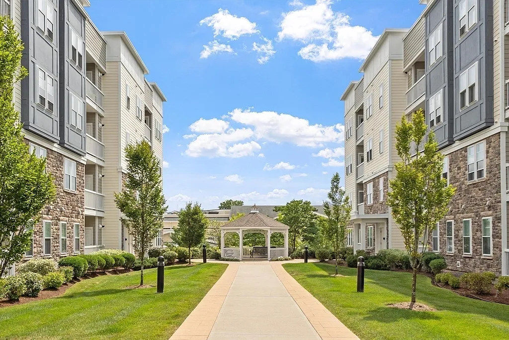 2 bed, 2.0 bath, 1480 sqft, $3,900 — Photo 3