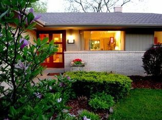 235 W Manor Cir, Bayside, WI 53217