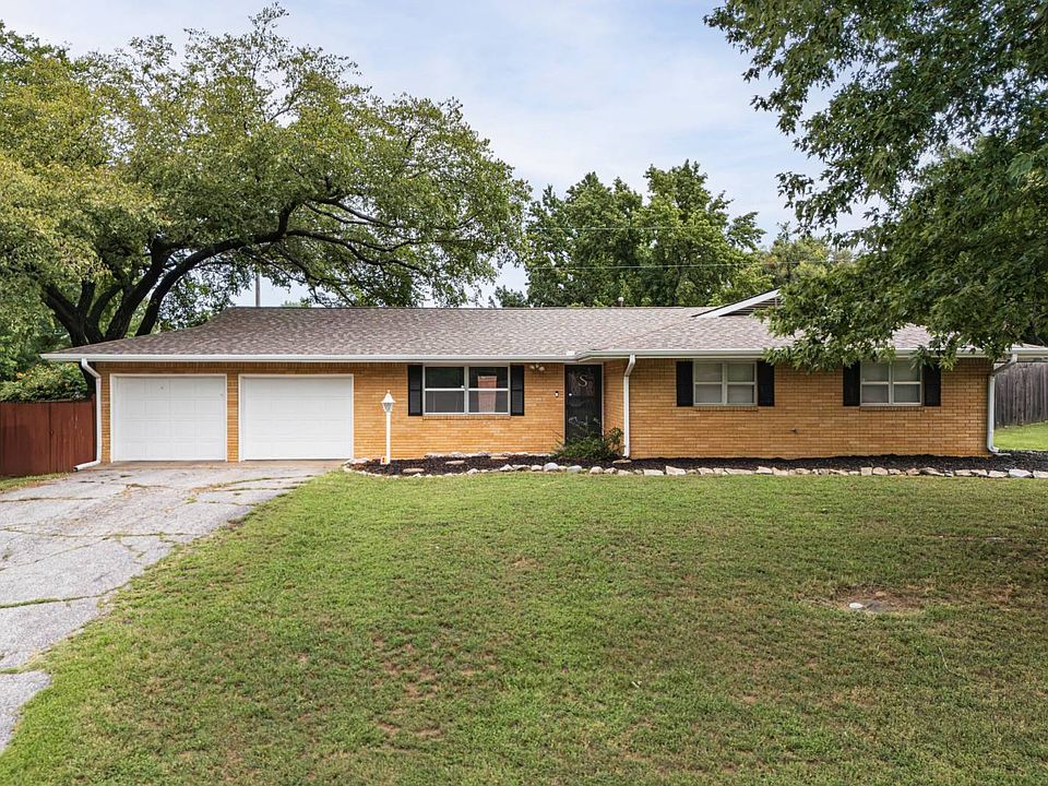 1st image of 208 Lakeview Dr