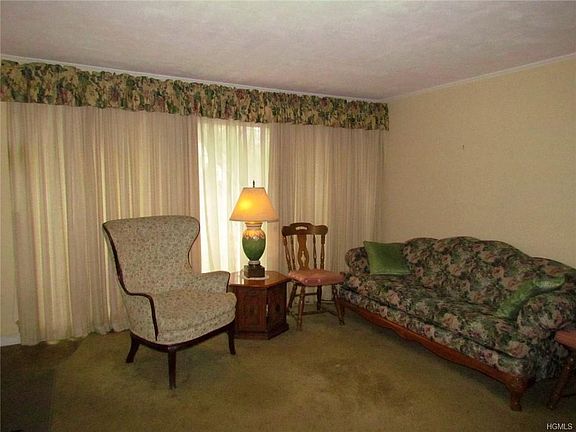 4th image of 35 Hillside Ave