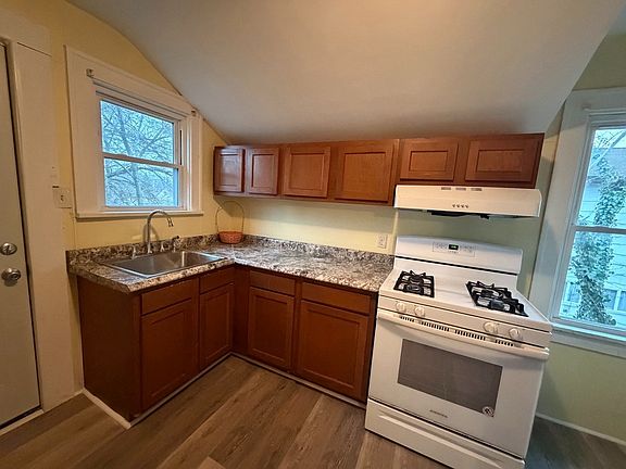3rd image of 904 York St