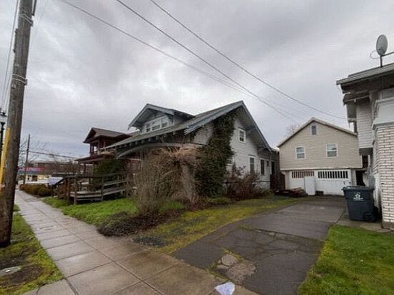 2nd image of 715 Lyon St SE