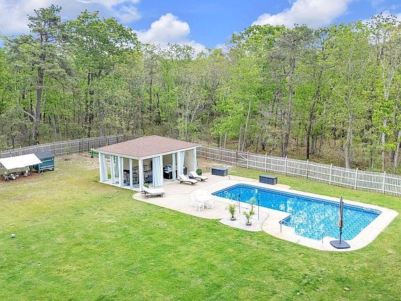 2nd image of 18 Country Club Ln