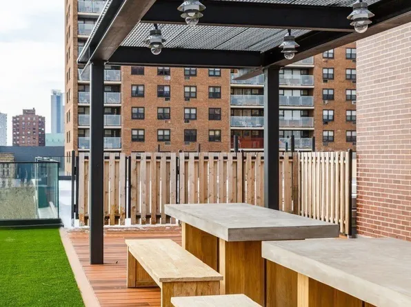 325 Lafayette Avenue image 7 of 10