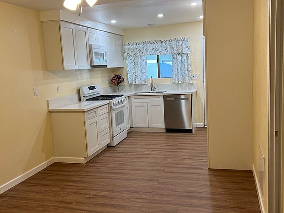 3rd image of 1134 Oxford Dr #A