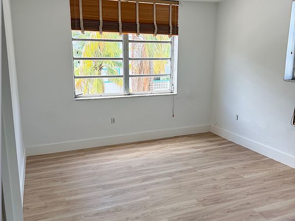 4th image of 335 Collins Ave