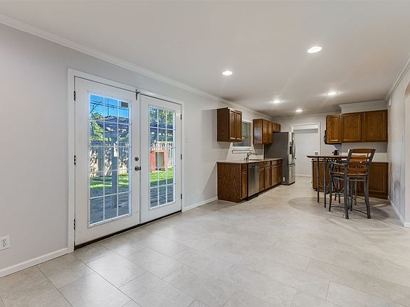4th image of 10523 Lake Gardens Dr