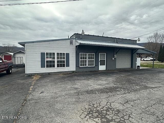 2nd image of 923 Winchester Ave
