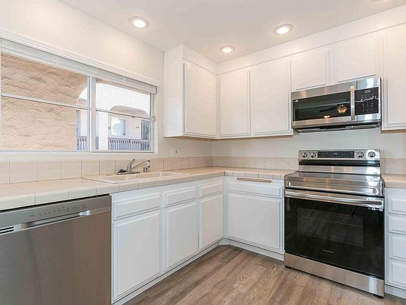 2nd image of 2514 Clairemont Dr Unit 311