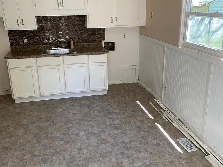 2417 E Elm St — Photo 4