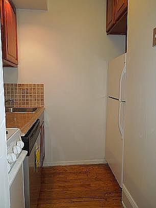2nd image of 425 Lincoln Pl APT 1L