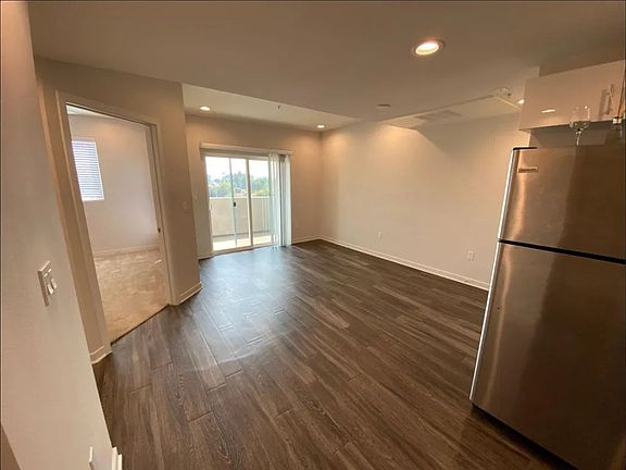 4th image of 6334 Woodman Ave #314