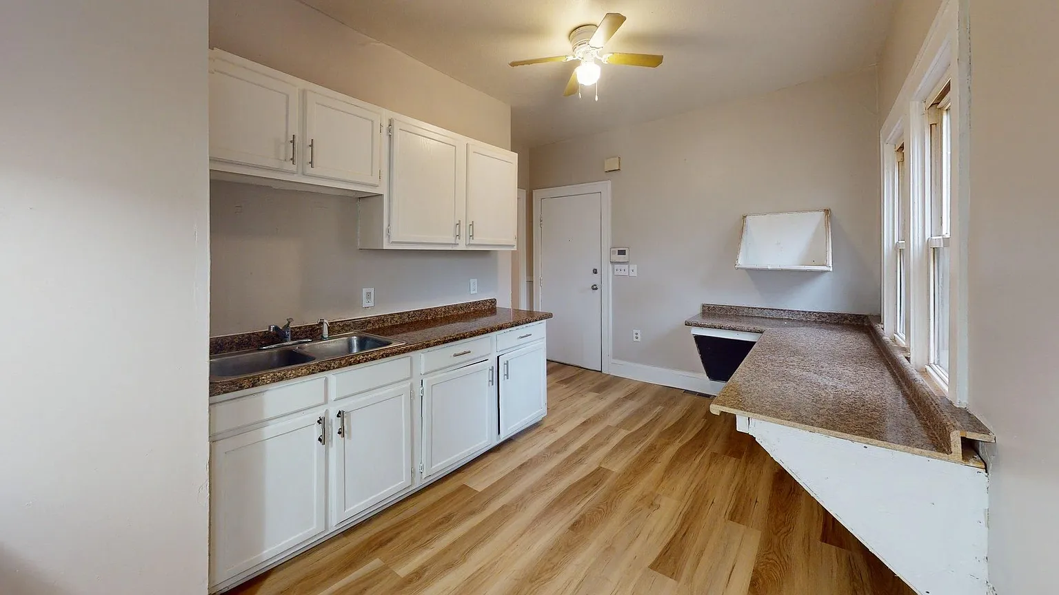 11302 Parkview Ave photo 1