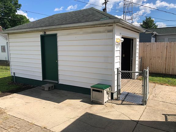 3rd image of 735 Erie St