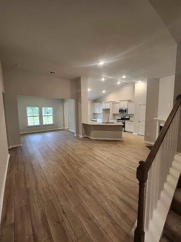 4 bed, 2355 sqft, $2,500 — Photo 4
