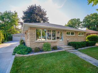 W169N8479 Sheridan Dr, Menomonee Falls, WI 53051