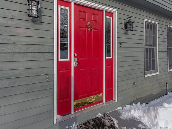 4th image of 21 Berkshire Dr W