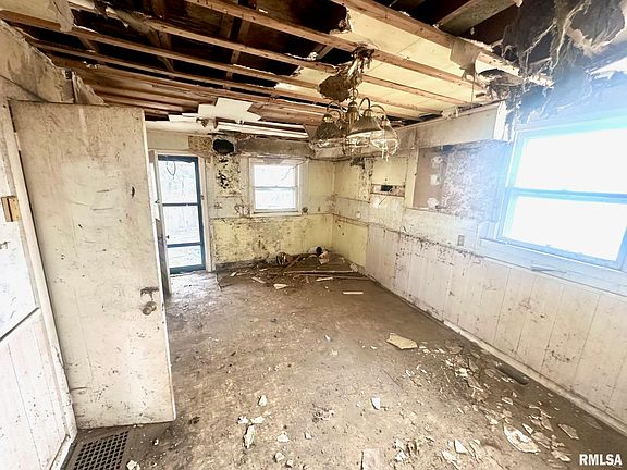 4th image of 1040 N Church St
