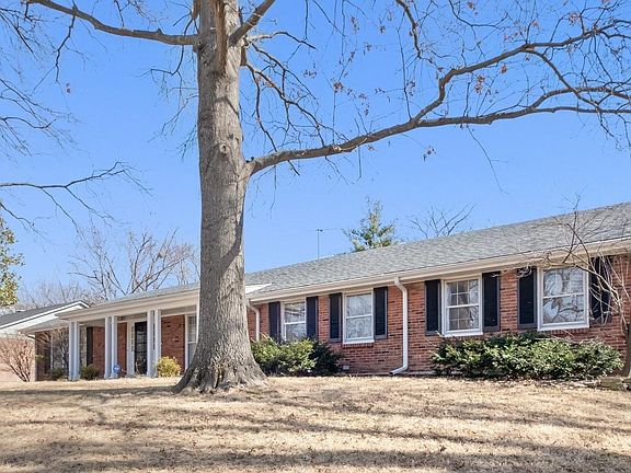 3rd image of 812 Woodmoor Dr