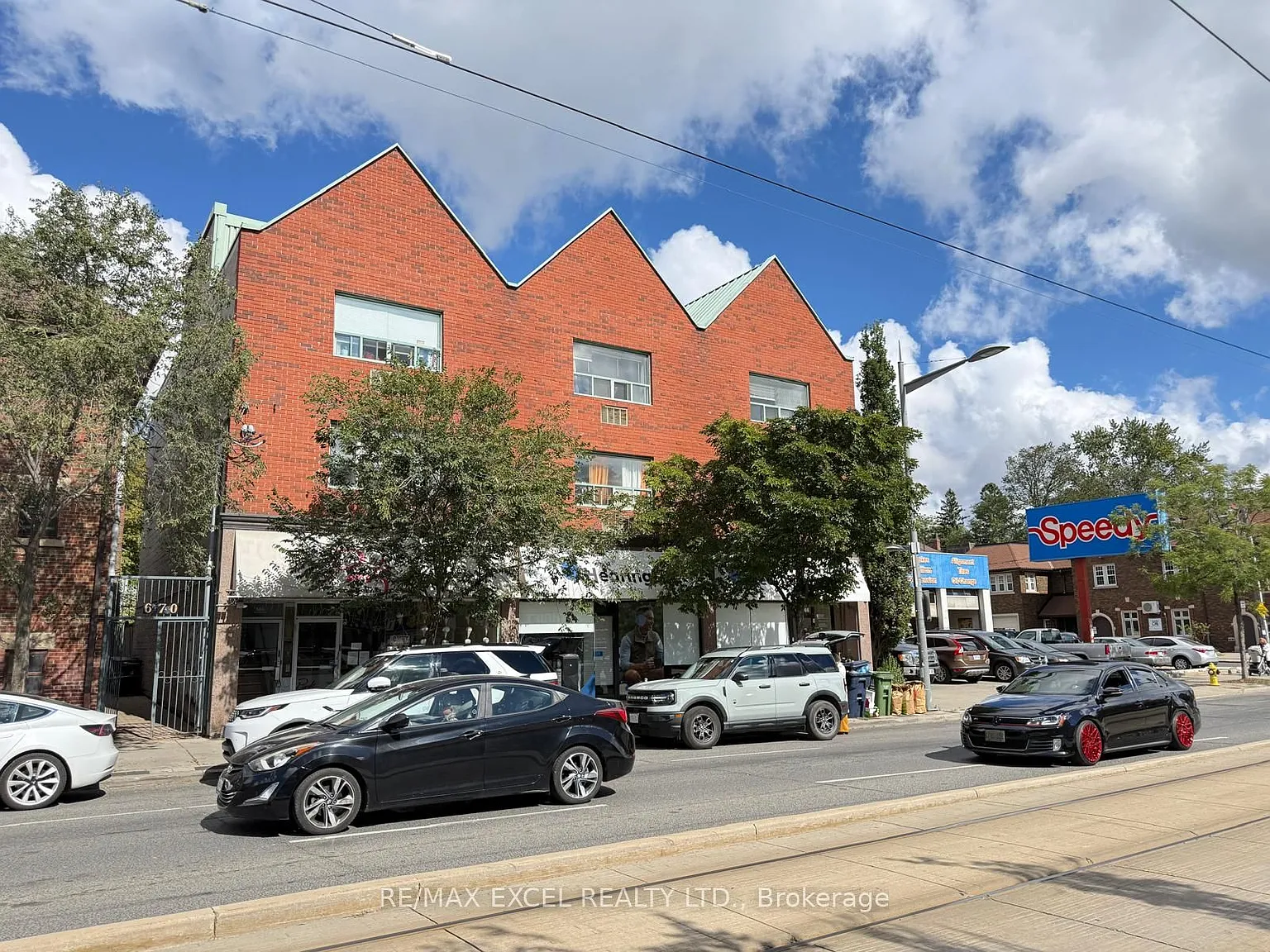 666 Saint Clair Ave W — Photo 2