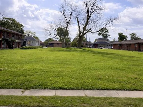 3421 Pakenham Dr, Chalmette, LA 70043