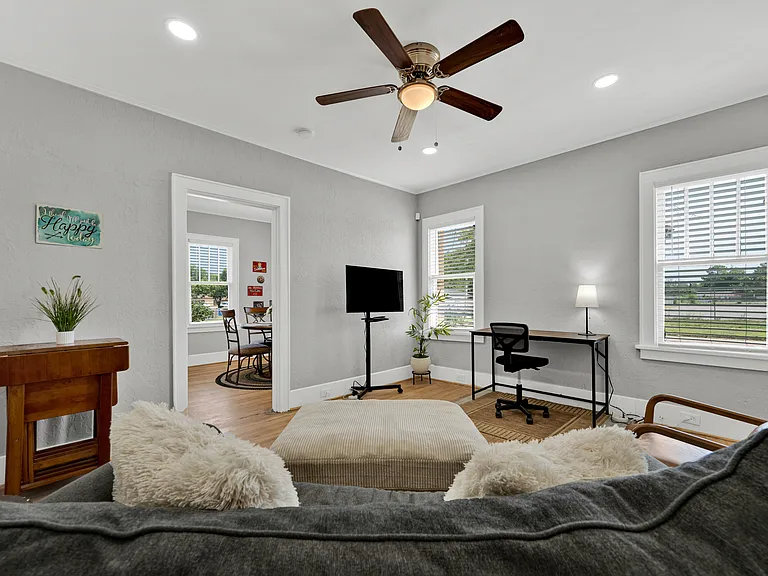 1003 W Cypress Ave — Photo 11