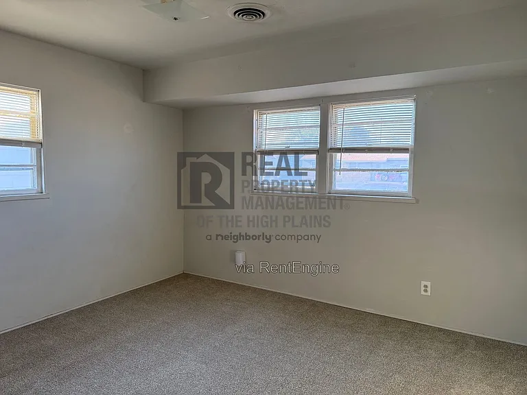 301 Teakwood St — Photo 10