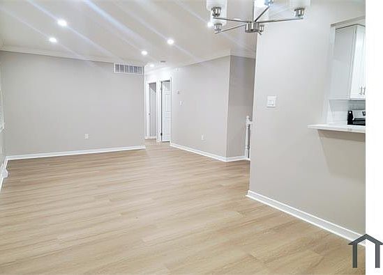 3rd image of 1025 Kingsbury Rd