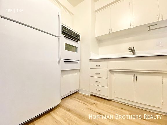 3rd image of 1142 N Clark St #304