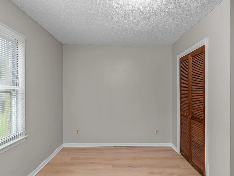 126 Windsor Ct — Photo 23