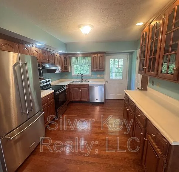 136 S Matlock Ave — Photo 5