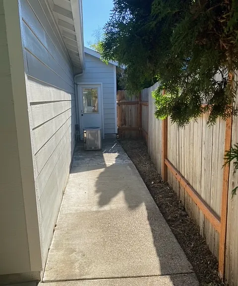 1135 NE Conser Pl — Photo 23