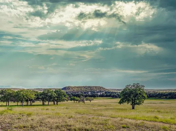 451 Achtzehn Rd, Fredericksburg, TX 78624