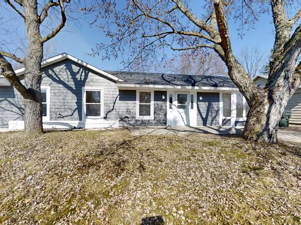 667 Holiday Dr, Fortville, IN 46040