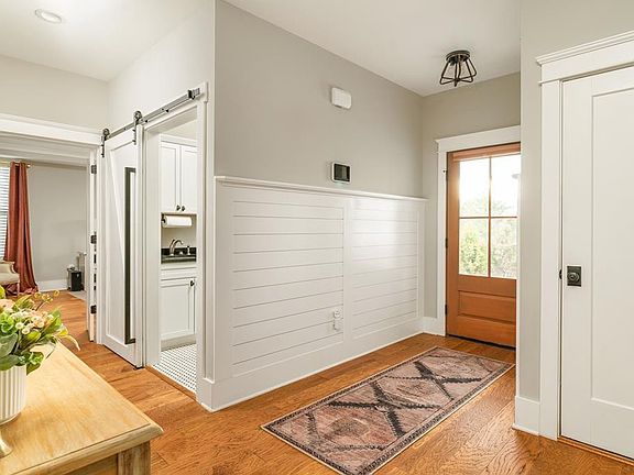 2nd image of 504 Simmons View Dr