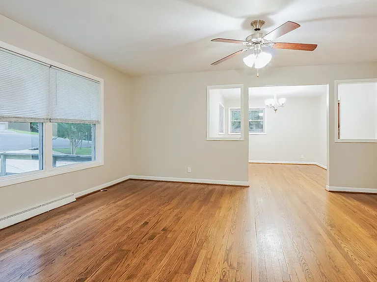 752 Barclay Ln — Photo 4