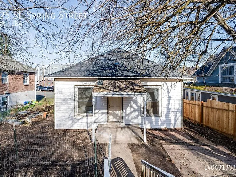 225 SE Spring St — Photo 11