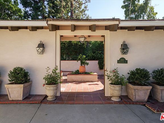 3rd image of 2560 Micheltorena St
