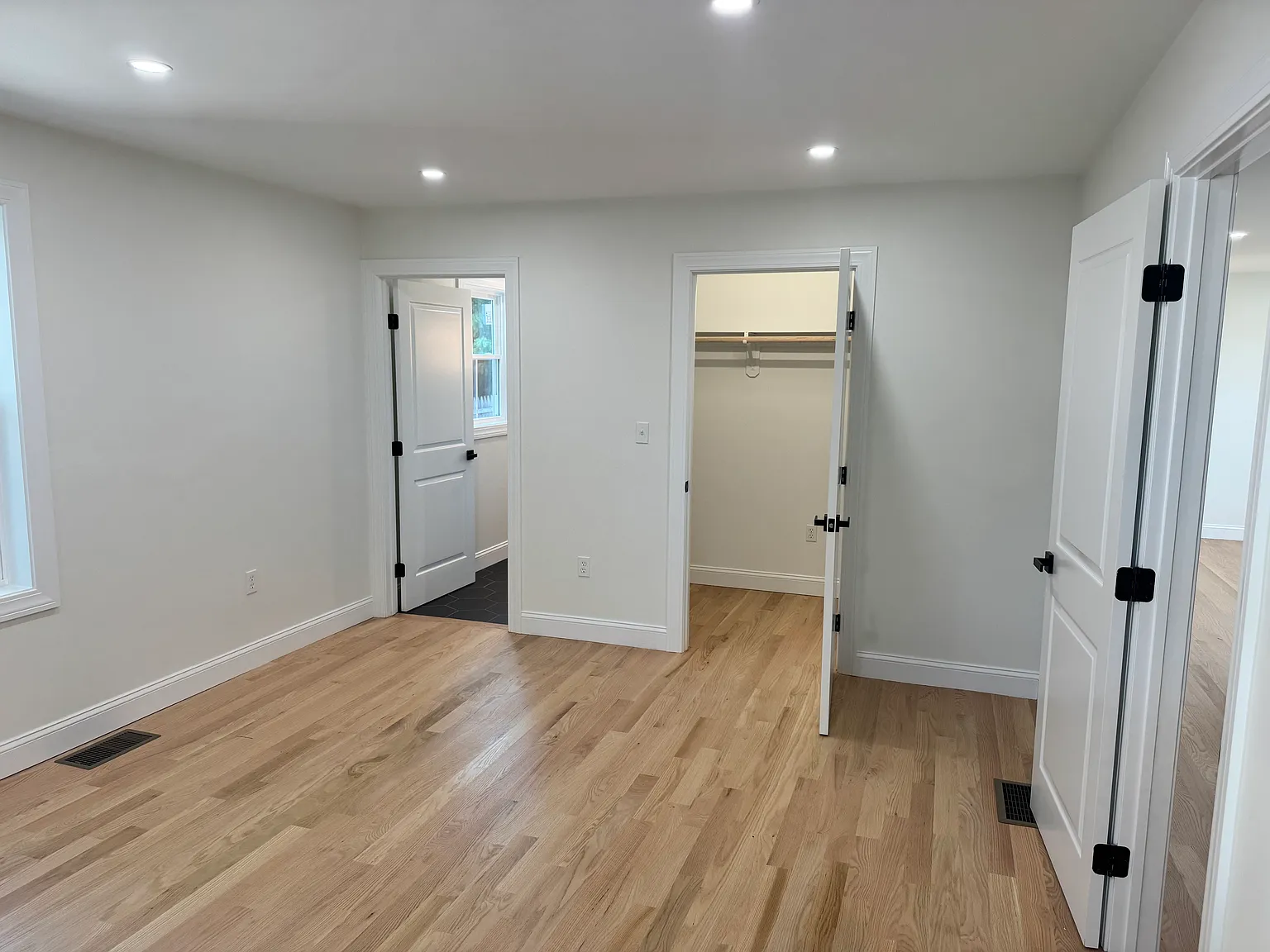 4 bed, 2288 sqft, $3,750 — Photo 3