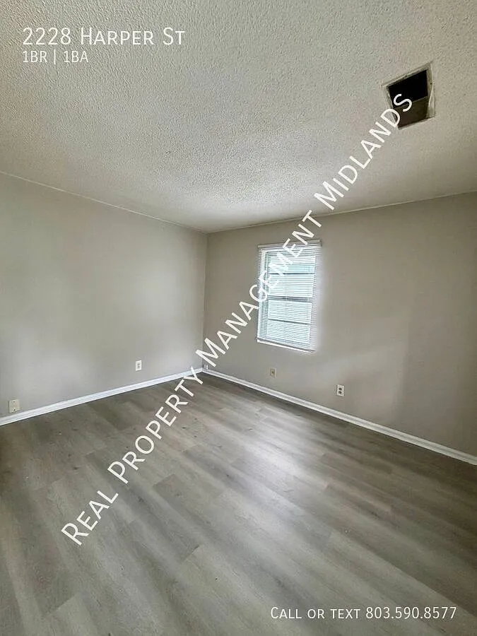 Cozy Duplex close to Downtown Columbia! Apply Now! — Photo 2