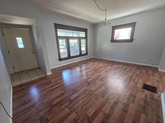 3rd image of 1046 E 4th St