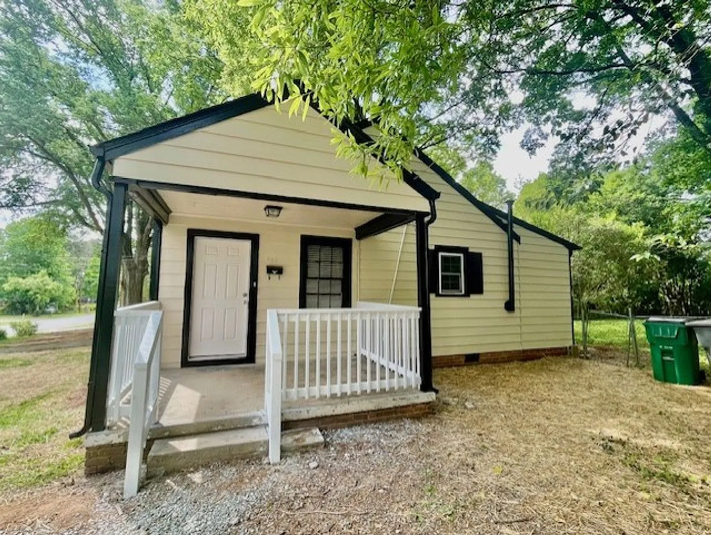 Ranch style 2 bedroom 1 bath home . Located near N. Graham St close to I-77 — Photo 4