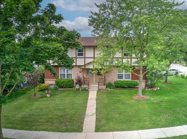 395 Park Hill DRIVE, Pewaukee, WI 53072
