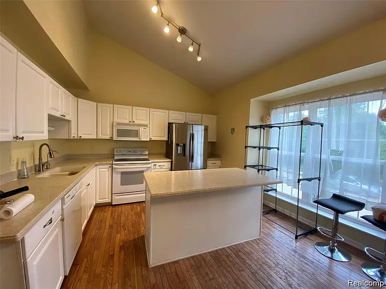 758 Sandalwood Dr — Photo 5