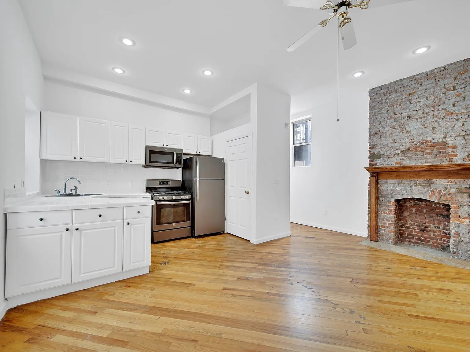 1 bed, 1.0 bath, $3,100 — Photo 3