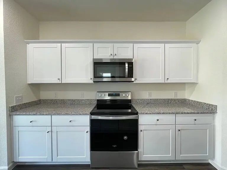 716 Wellington Dr — Photo 3