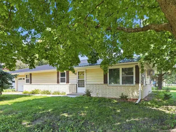 820 E Tyler St, Washington, IA 52353