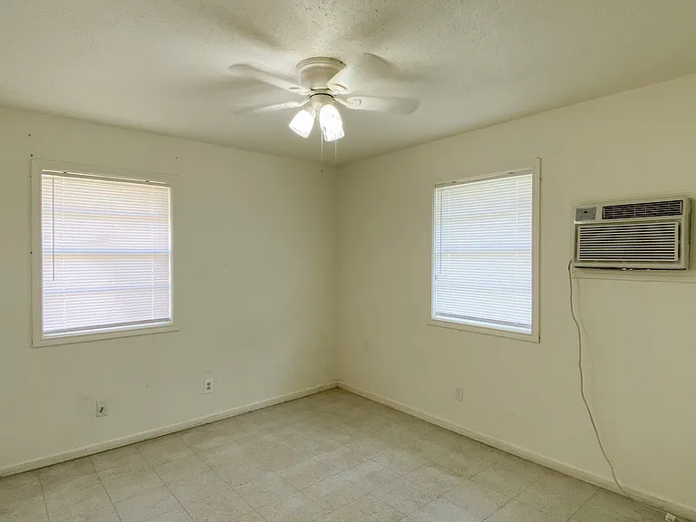 715 Live Oak St — Photo 9