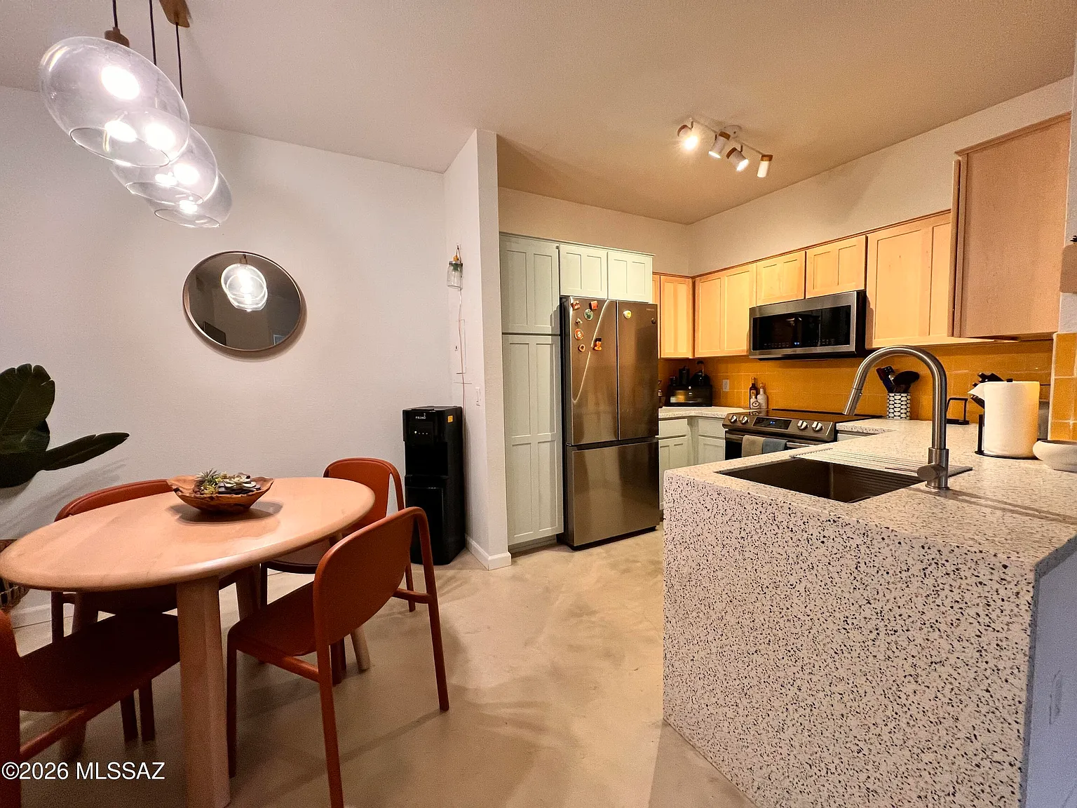 2 bed, 1.0 bath, 929 sqft, $1,550 — Photo 3